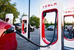 Tesla retira del mercado 120 mil vehículos por riesgo de que las puertas se desbloqueen, de acuerdo a un nuevo informe en Estados Unidos.